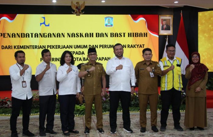 Foto Bersama Kementerian Pekerjaan Umum dan Perumahan Rakyat Republik Indonesia saat serah terima aset kepada pemerintah kota Balikpapan, di Auditorium Balai Kota Balikpapan, Senin (26/6/2023).(Foto:BorneoFlash.com/Niken Sulastri).