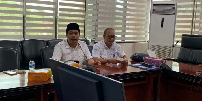 (ki-ka) Kepala Dinas Pendidikan dan Kebudayaan Balikpapan, Irfan Taufik dan Kepala Dinas Perhubungan Balikpapan, Adwar Skenda Putra saat press rilis di Ruang Rapat I Balai Kota, pada hari Rabu (13/6/2023). Foto: BorneoFlash.com/Niken Sulastri.