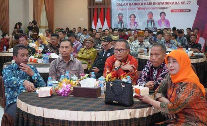 Acara wayang kulit ini dihadiri oleh TNI, Polri, dan seluruh elemen masyarakat serta disaksikan di seluruh Polda jajaran se-Indonesia. Foto: HO/Humas Polda Kaltim.