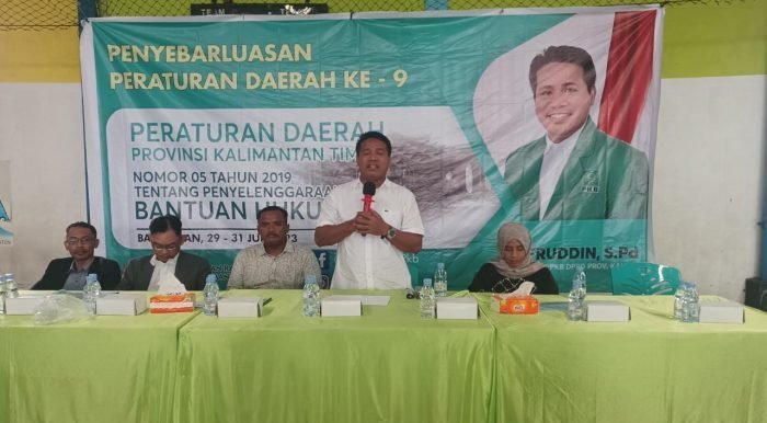 Anggota DPRD Provinsi Kaltim Syafruddin, S.Pd melaksanakan Sosialisasi Perda Provinsi Kaltim Nomor 5 Tahun 2019 tentang Penyelenggaraan Bantuan Hukum, kepada warga RT 30, RT 31, RT 54 dan RT 58, di Jalan Indrakila Kelurahan Gunung Samarinda Kecamatan Balikpapan Utara, pada hari Sabtu (29/7/2023). Foto: BorneoFlash.com/Niken Sulastri.