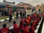 Anggota personil Satuan Samapta Polres Kutai Barat mengawal ketat proses pemindahan puluhan tahanan dari Rutan Polres Kutai Barat menuju Lapas Tenggarong, Kutai Kartanegara. Foto: HO/Humas Polres Kubar.