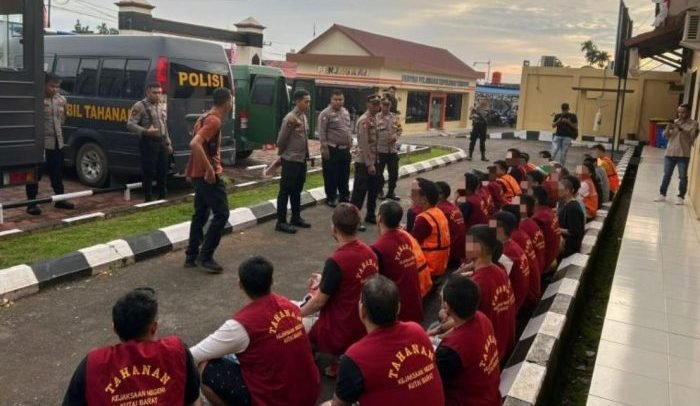 Anggota personil Satuan Samapta Polres Kutai Barat mengawal ketat proses pemindahan puluhan tahanan dari Rutan Polres Kutai Barat menuju Lapas Tenggarong, Kutai Kartanegara. Foto: HO/Humas Polres Kubar.