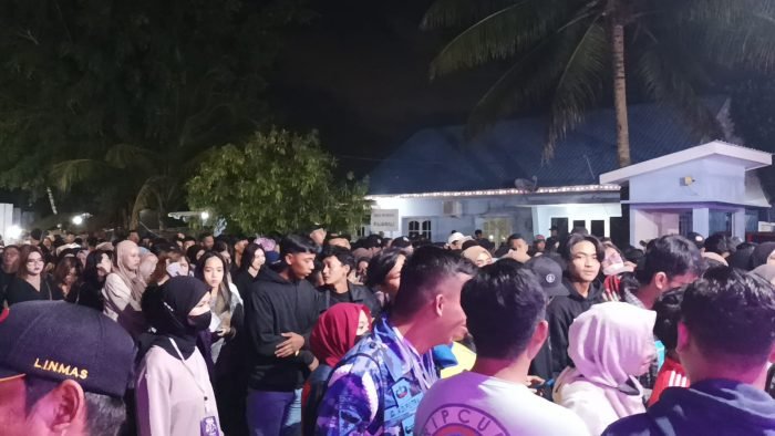 Antrean penonton saat memasuki lokasi Konser Denny Caknan, di Lapangan Bima Sakti Lanud Dhomber, Balikpapan, Senin (17/7/2023). Foto: BorneoFalsh.com/Niken Sulastri.