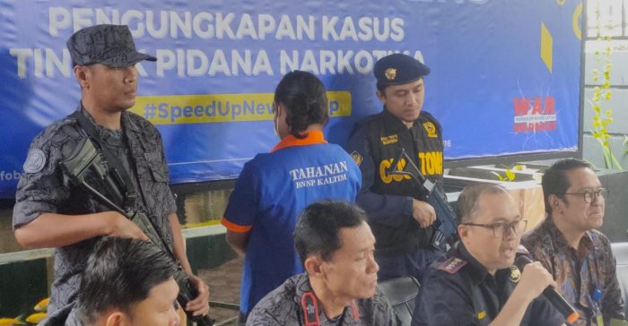 BNNK Balikpapan Gelar Konferensi Pers Pengungkapan Kasus Tindak Pidana Narkotika Jenis Ganja Berbentuk Kue Coklat Kering. Foto: BorneoFlash.com/Ist.