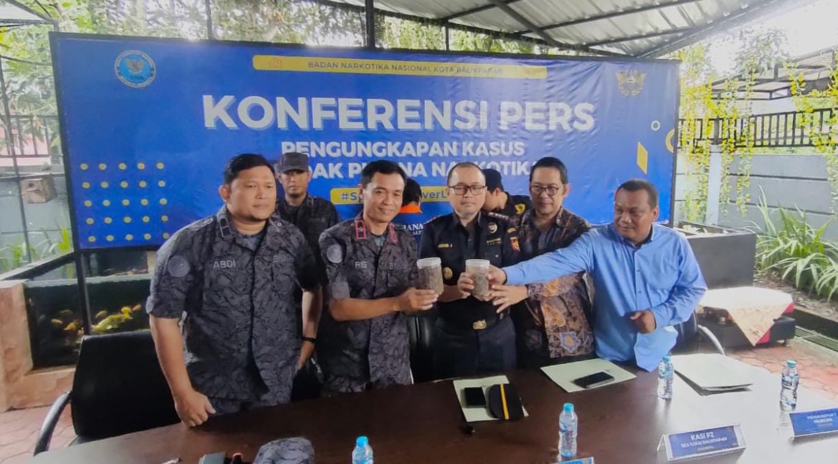 BNNK Balikpapan Gagalkan Penyelundupan Ganja Berbentuk Kue Coklat Kering 