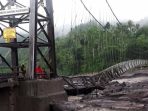 Banjir lahar dingin di Lumajang merusak jembatan. (Foto: IST/Rohcmad)