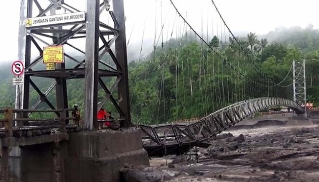 5 Jembatan Rusak Diterjang Banjir Lahar Dingin Dari Gunung Semeru, BPBD ...