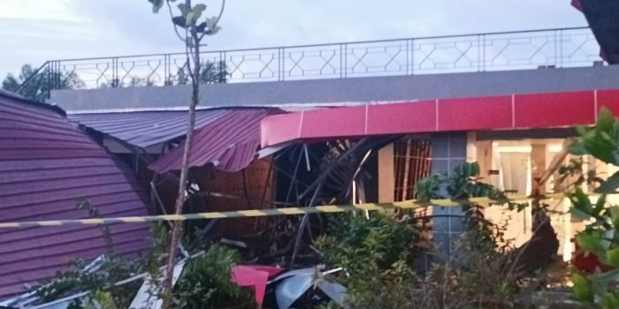 Truk Tak Ada Supir Hancurkan Bangunan Gedung Kesenian 