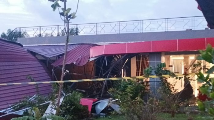 Bangunan dasar gedung kesenian hancur ditabrak truk fuso. Foto: BorneoFlash.com/Niken Sulastri.