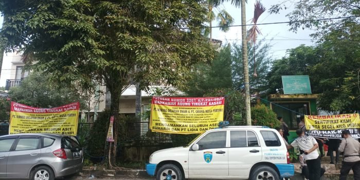 Lakukan Orasi, Suhardi Hamka Didampingi PMII Kota Balikpapan Suarakan Perihal Pemasangan Spanduk di Depan Rumah 