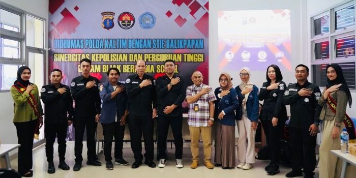 Bidang Humas Polda Kaltim menggelar sosialisasi dalam menggunakan media sosial sehari-hari kepada seluruh mahasiswa STIE Balikpapan di Ruang Aula Lantai 3 STIE Balikpapan, Kamis (27/07/23). Foto: HO/Humas Polda Kaltim.
