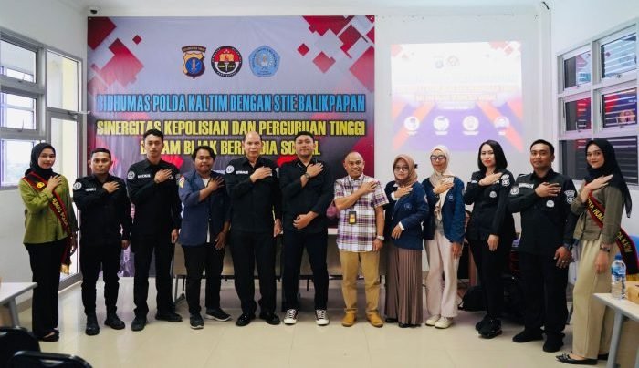 Bidang Humas Polda Kaltim menggelar sosialisasi dalam menggunakan media sosial sehari-hari kepada seluruh mahasiswa STIE Balikpapan di Ruang Aula Lantai 3 STIE Balikpapan, Kamis (27/07/23). Foto: HO/Humas Polda Kaltim.