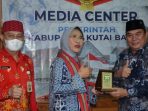 Bupati Kubar FX Yapan menyampaikan kondisi pembangunan di Kutai Barat kepada Wakil Ketua Komisi X DPR RI, Hetifah Sjaifudian saat melakukan kunjungan kerja di kantor Bupati Kutai Barat. Foto: BorneoFlash.com/Ist.