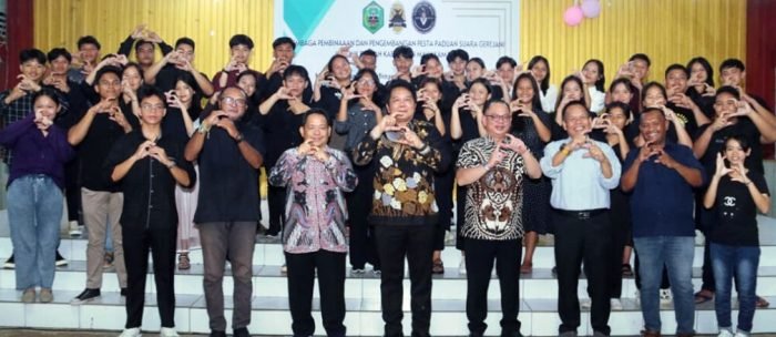 Bupati Mahulu Bonifasius Belawan Geh melepas Tim Paduan Suara Remaja Gregorian yang akan berkompetisi di ajang Bali International Choir Festival 2023, di Denpasar. Foto: HO/Prokopim Mahulu.