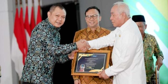 Bupati Paser dr. Fahmi Fadli Saat Menerima Penghargaan dari Gubernur Kaltim Isran Noor, di Samarinda, Rabu (5/7/2023). Foto: HO/Humas Pemkab Paser.