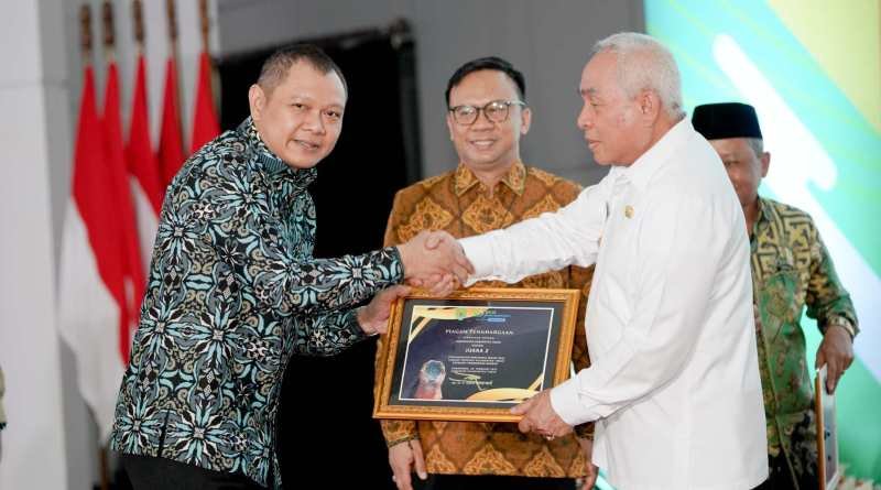 Bupati Paser Terima Penghargaan Paritrana Award dari Gubernur Kaltim