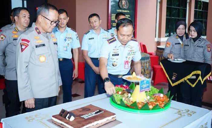 Danlanud Dhomber Balikpapan Kolonel Pnb David Ali Hamzah Potong Tumpeng dalam rangka HUT ke 77 Bhayangkara, di Mapolda Kaltim, pada hari Senin (3/7/2023). Foto: BorneoFlash.com/Ist.