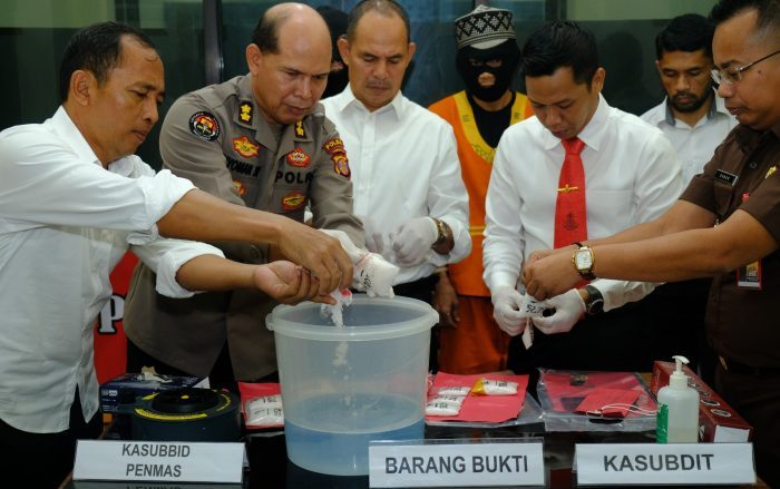 Direktorat Reserse Narkoba Polda Kaltim memusnahkan 1.042,82 Gram sabu, hasil pengungkapan atas kasus di Samarinda pada bulan Juni lalu. Senin (24/7/2023) pagi. Foto: HO/Humas Polda Kaltim.