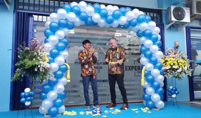 (ki-ka) Direktur PT Century Sinergy Solusindo (Authorized Partner Motorola Solutions), Benny Kongtesa bersama Director of Channel Business in ANZ/Pacific Islands & Indonesia, Motorola Solutions, Daniel Leppos saat pembukaan Motorola Experience Center (MEC), di Ruko Sentra Baru Blok AB4, No.8, pada hari Rabu (5/7/2023). Foto: BorneoFlash.com/Niken Sulastri.