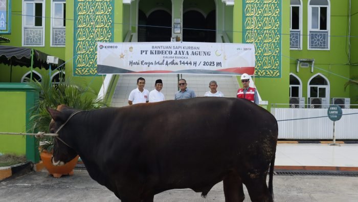 Direktur Produksi Kideco, Edra Emilza menyerahkan bantuan sapi kurban kepada pengurus Masjid Agung Nurul Falah Tanah Grogot. Foto: HO/Kideco.