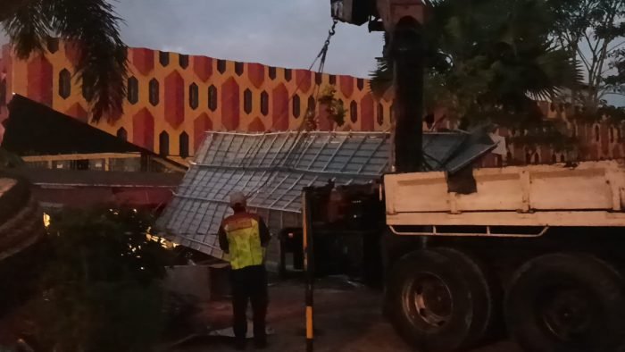 Gedung Kesenian Balikpapan hancur ditabrak truk pada hari Sabtu 22 Juli 2023. Foto: BorneoFlash.com/Niken Sulastri.