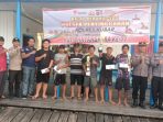 Lomba balap perahu ces atau ketinting di kawasan pesisir sungai Mahakam di Kecamatan Penyinggahan berhadiah uang tunai jutaan rupiah serta piala bergilir Meriahkan HUT Bhayangkara Ke 77. Foto: HO/Humas Polres Kubar.