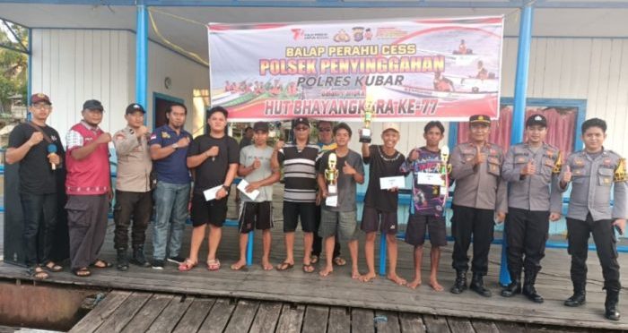 Lomba balap perahu ces atau ketinting di kawasan pesisir sungai Mahakam di Kecamatan Penyinggahan berhadiah uang tunai jutaan rupiah serta piala bergilir Meriahkan HUT Bhayangkara Ke 77. Foto: HO/Humas Polres Kubar.