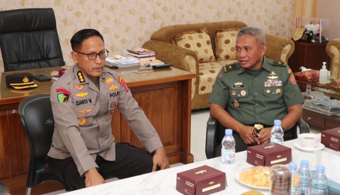 Kabid Dokkes Polda Kaltim Kombes Pol dr. B. Djarot Wibowo menerima kunjungan dari Tim Penelitian Sahli Panglima TNI di Ruang Kabid Dokkes Polda Kaltim. Selasa, (11/07/2023). Foto: HO/Humas Polda Kaltim.