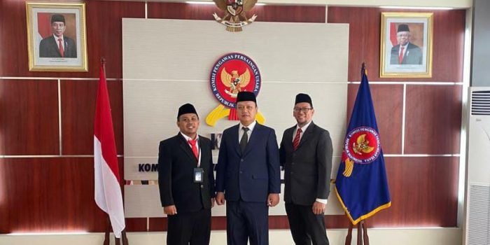 (ki-ka) Kabid Kajian Kanwil V KPPU, Ratmawan Ari Kusnandar; Kepala Kanwil V KPPU, F.Y. Andriyanto dan Kabag Admin Kanwil V KPPU, Aidil Adzhar Rachman. Foto: BorneoFlash.com/Ist.