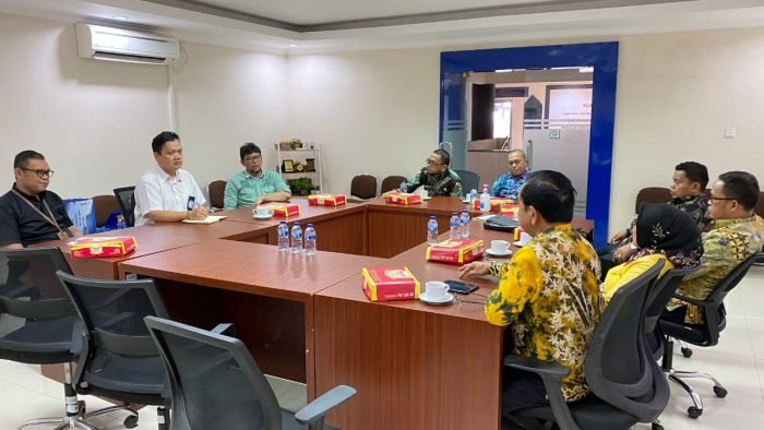 Kantor Wilayah V KPPU Balikpapan menerima kunjungan Ketua Komisi II DPRD, Nur Fariani dan Tuhalus Asisten II Pemerintah Daerah Kabupaten Balangan, Kalimantan Selatan, pada hari Kamis (20/7/2023). Foto: BorneoFlash.com/Ist.