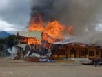 Kantor sementara Bupati Dogiyai terbakar, Dogiyai, Papua Tengah, Sabtu (8/4/2023). (FOTO: Dok Korem 172/PVY)