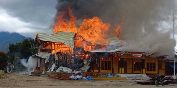 Kantor sementara Bupati Dogiyai terbakar, Dogiyai, Papua Tengah, Sabtu (8/4/2023). (FOTO: Dok Korem 172/PVY)