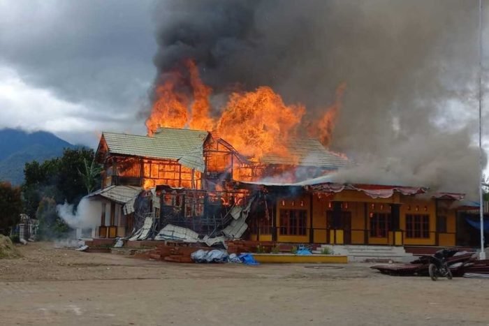 Kantor sementara Bupati Dogiyai terbakar, Dogiyai, Papua Tengah, Sabtu (8/4/2023). (FOTO: Dok Korem 172/PVY)