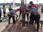 Kapolda Kaltim, Irjen Pol Drs. Imam Sugianto, M.Si, menanam pohon di SPN Polda Kaltim jalan Bhayangkara Nomor 88 Kutai Kartanegara. Foto:HO/Humas Polda Kaltim.