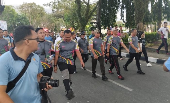 Kapolda Kaltim Irjen Pol Imam Sugianto saat mengikuti jalan santai bersama Forkopimda, pada hari Minggu (30/7/2023). Foto: BorneoFlash.com/Niken Sulastri.