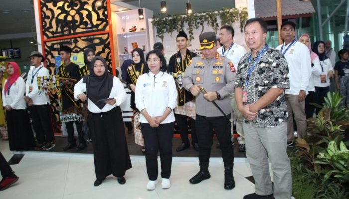 Kapolresta Balikpapan Kombes Pol Anton Firmanto dan Kepala Disporapar Kota Balikpapan Ratih Kusuma menyambut langsung kedatangan Delegasi OICCA, pada Sabtu (8/7/2023). BorneoFlash.com/Ist.