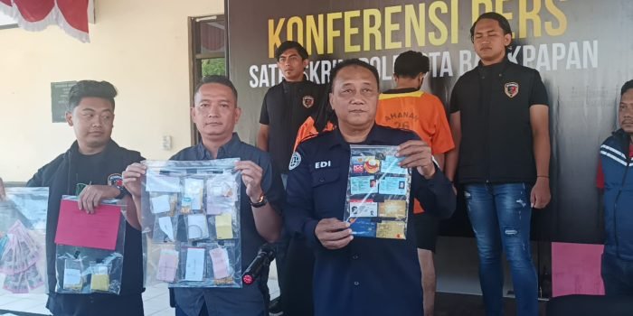 Kasatreskrim Polresta Balikpapan Kompol Ricky Ricardo Sibarani (Tengah) Memperlihatkan Barang Bukti, saat konferensi pers di Mako Polresta Balikpapan, pada hari Sabtu (9/7/2023). Foto: BorneoFlash.com/Niken Sulastri.
