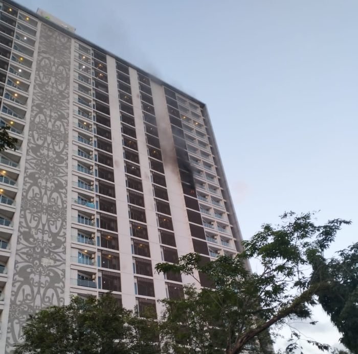 Kebakaran terjadi di Apartemen Pertamina Balikpapan lantai 17 yang berlokasi di Jalan Letjen Suprapto Kelurahan Baru Ilir Kecamatan Balikpapan Barat, pada hari Rabu (19/7/2023). Foto: BorneoFlash.com/Ist.