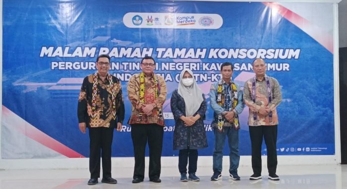 Kedatangan Anggota Konsorsium Perguruan Tinggi Negeri Kawasan Timur Indonesia (KPTN-KTI), di Kota Balikpapan disambut Asisten III Bidang Administrasi Umum Sekretariat Daerah Kota Balikpapan, Tirta Dewi. Foto: BorneoFlash.com/Niken Sulastri.