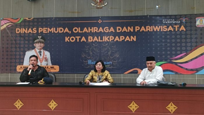 (ki-ka) Kepala Bidang Kepemudaan Disporapar Balikpapan Yosep Gunawan, Kepala Disporapar Balikpapan dr Ratih Kusuma dan Kepala Dinas Komunikasi dan Informatika Balikpapan Adamin Siregar, di Kantor Disporapar Balikpapan, pada hari Jumat (7/7/2023). Foto: BorneoFlash.com/Niken Sulastri.