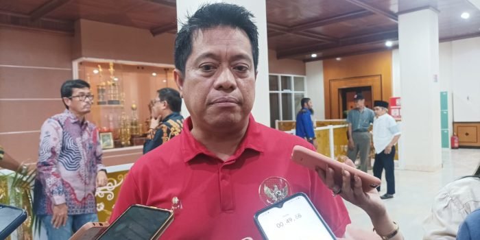 Secara Simbolis, Wali Kota Balikpapan Berikan Seragam Sekolah Gratis Kepada Peserta Didik Baru Tingkat SDN dan SMPN