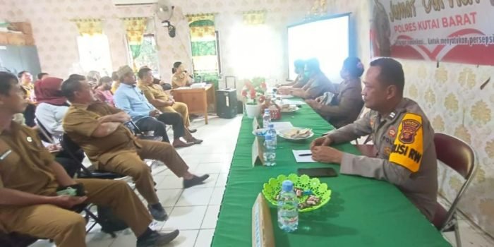 Kepala UPT Puskesmas Lambing saat menghadiri kegiatan program Jumat Curhat yang digelar jajaran Polsek Muara Lawa Polres Kubar di Balai Balai Pertemuan Umum (BPU) Kantor Kecamatan Muara Lawa, pada Jumat (30/6/2023). Foto: BorneoFlash.com/Ist.