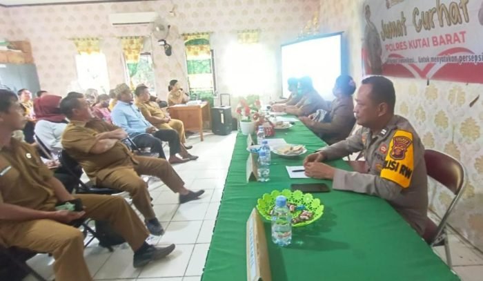 Kepala UPT Puskesmas Lambing saat menghadiri kegiatan program Jumat Curhat yang digelar jajaran Polsek Muara Lawa Polres Kubar di Balai Balai Pertemuan Umum (BPU) Kantor Kecamatan Muara Lawa, pada Jumat (30/6/2023). Foto: BorneoFlash.com/Ist.