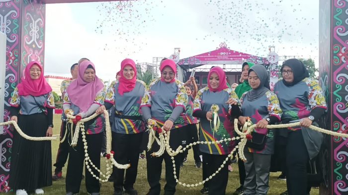 Ketua Bhayangkari Kaltim, Ny Ade Imam Sugianto saat membuka bazar UMKM di Lapangan SPN Stalkuda Balikpapan, pada hari Minggu (30/7/2023). Foto: BorneoFlash.com/Niken Sulastri. 