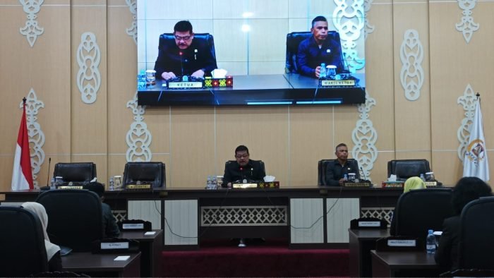 Ketua DPRD Balikpapan Abdulloh saat memimpin Rapat Paripurna, di Ruang Rapat Paripurna DPRD Balikpapan, pada hari Senin (24/7/2023). Foto: BorneoFlash.com/Niken Sulastri.