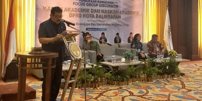 Ketua DPRD Kota Balikpapan, H Abdulloh saat membuka FGD di Ballroom Hotel Grand Senyiur Balikpapan, pada hari Kamis (20/7/2023). Foto: BorneoFlash.com/Niken Sulastri.