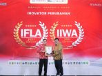 Ketua DPRD Kota Balikpapan H Abdulloh saat menerima penghargaan sebagai Best Future Leaders 2023, di Radisson Golf and Convention Center Batam, pada hari Jumat (28/7/2023). Foto: BorneoFlash.com/Ist.