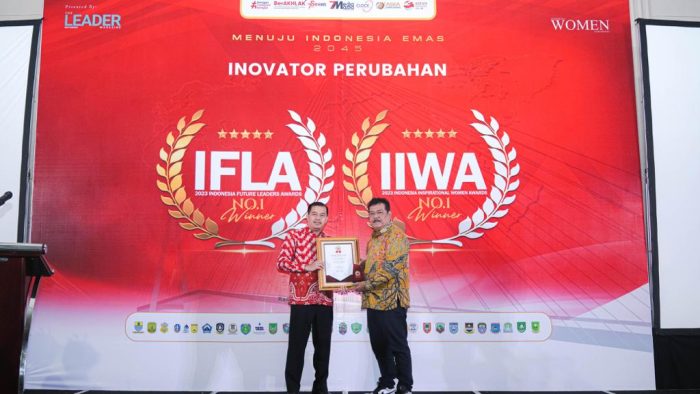 Ketua DPRD Kota Balikpapan H Abdulloh saat menerima penghargaan sebagai Best Future Leaders 2023, di Radisson Golf and Convention Center Batam, pada hari Jumat (28/7/2023). Foto: BorneoFlash.com/Ist.