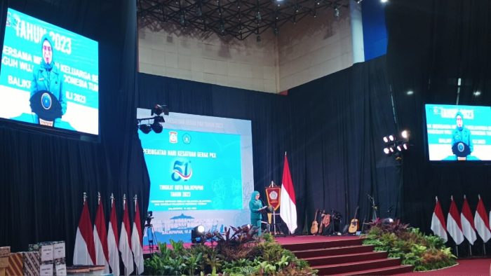 Ketua Tim Penggerak PKK Kota Balikpapan Hj Nurlena Mas'ud pada Peringati Hari Kesatuan Gerak (HKG) ke 51 PKK Tingkat Kota Balikpapan, di Balikpapan Sport Convention Center (BSCC/DOME), pada hari Senin (10/7/2023). Foto: BorneoFlash.com/Niken Sulastri.