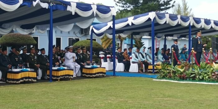 Komandan Lanud Dhomber, Kolonel Pnb David Ali Hamzah, S.sos., M.Han saat memimpin upacara peringatan Hari Bakti ke 76 TNI AU di Lapangan Upacara Mako Lanud Dhomber, Jalan Mulawarman No.RT. 31, Sepinggan Raya, Kecamatan Balikpapan Selatan, Kalimantan Timur